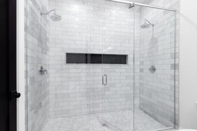 Dual Showerheads in a Spacious Walk-In